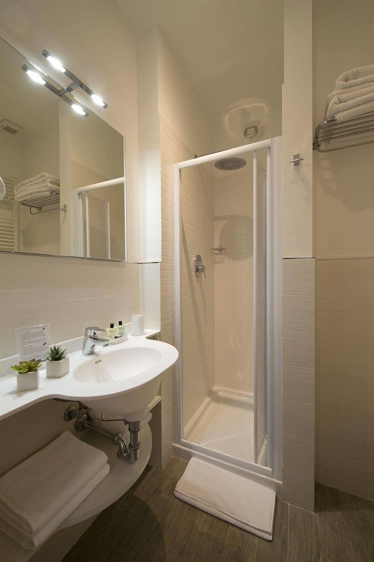 Monza City Rooms & Studios ภายนอก รูปภาพ